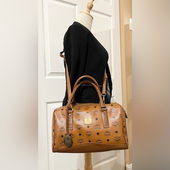 👜 MCM Visetos Cognac  Medium Boston Bag, with Lady Lion - 2-way bag - Picture 9 of 15